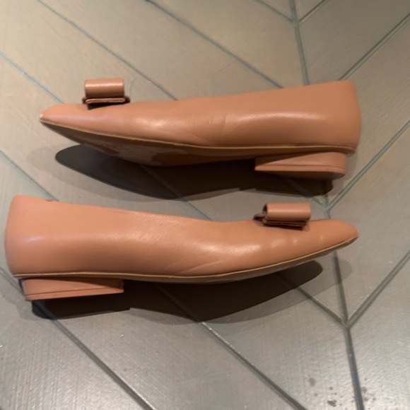 Salvatore Ferragamo Nude/Tan Leather Pointed-Toe Bow Flats - Picture 2 of 14